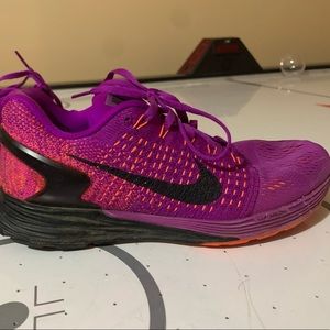 Nike purple tennis shoes